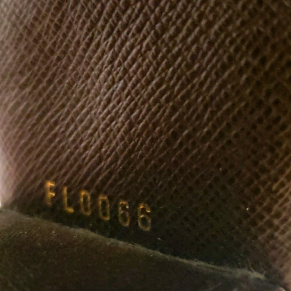 Authentic Louis Vuitton Mini Lin 4 Key Holder - Picture 8 of 12